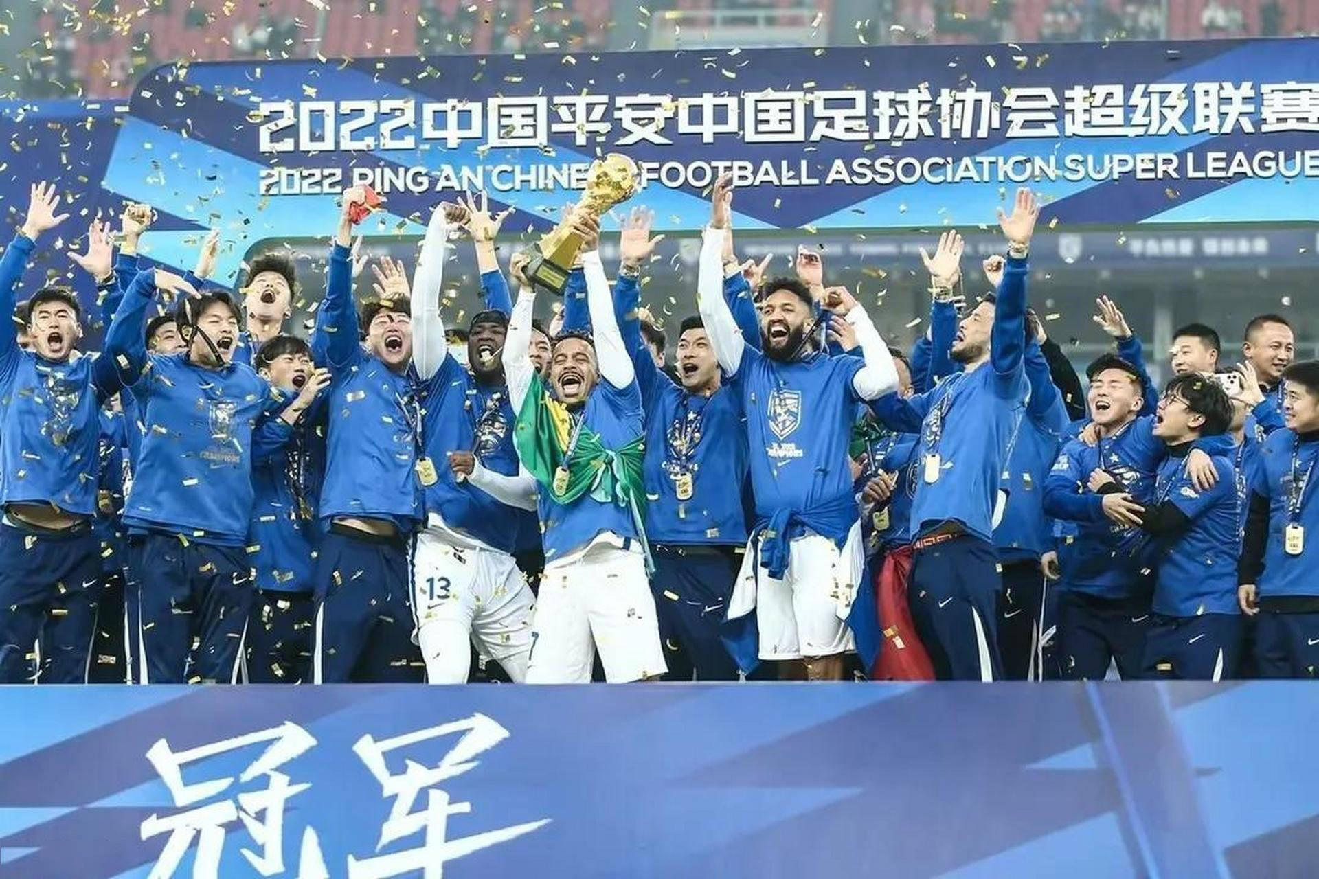 中超球队争夺冠军，紧张激烈比拼